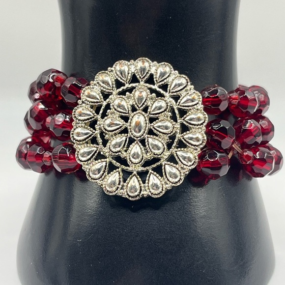 ❤️ Chaps Red Beaded Stretch Bracelet with Ornate Silver-Tone Medallion ❤️ - Picture 1 of 3
